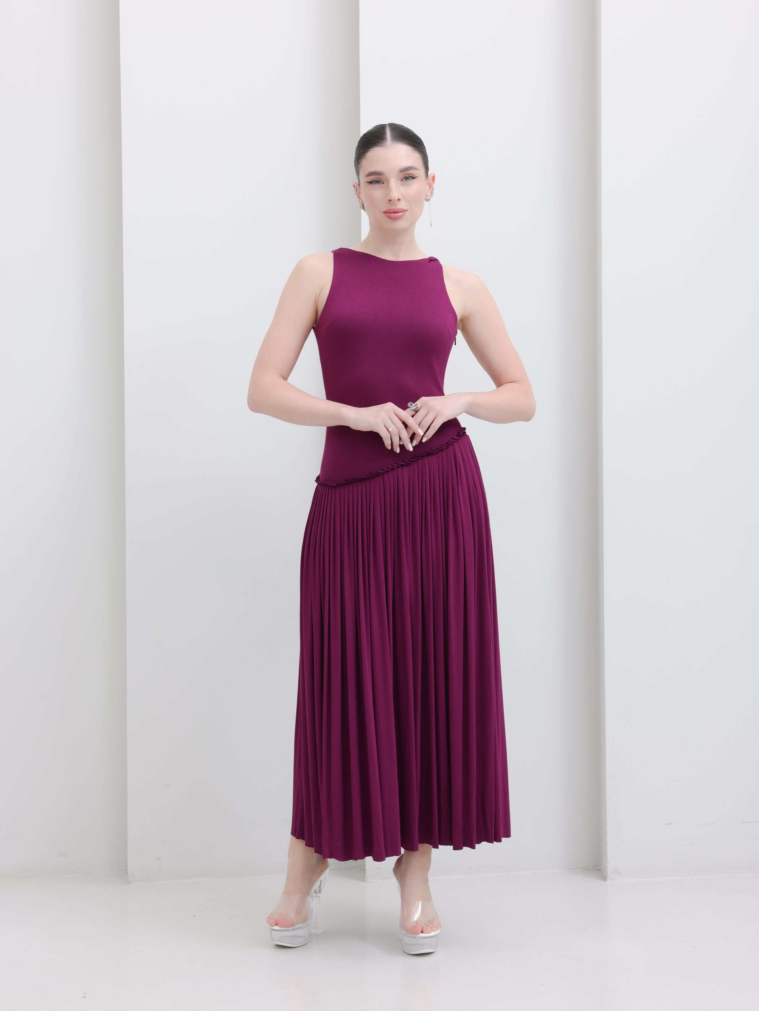 Elegant sleeveless Pleated Midi Dress