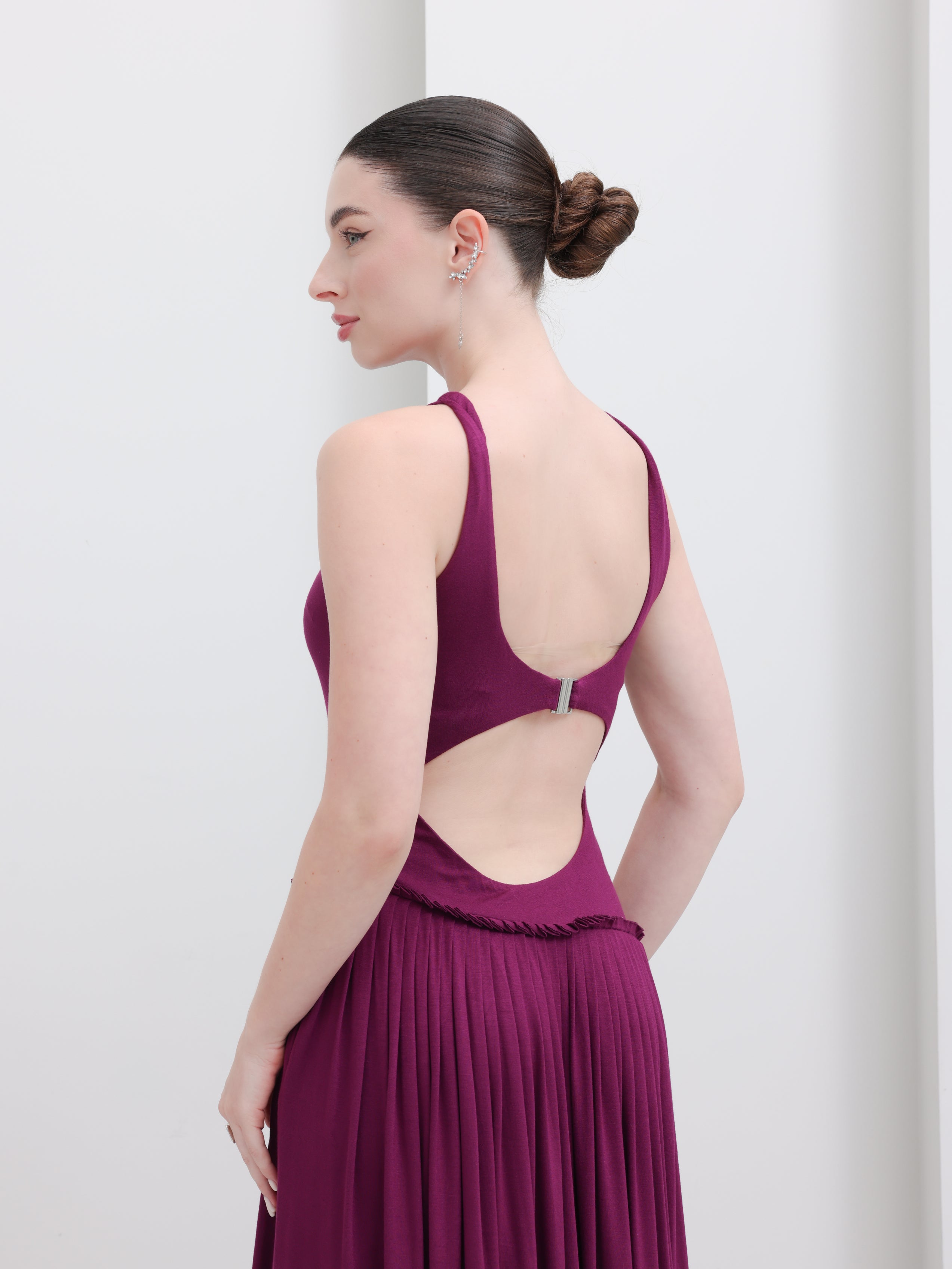 Elegant sleeveless Pleated Midi Dress