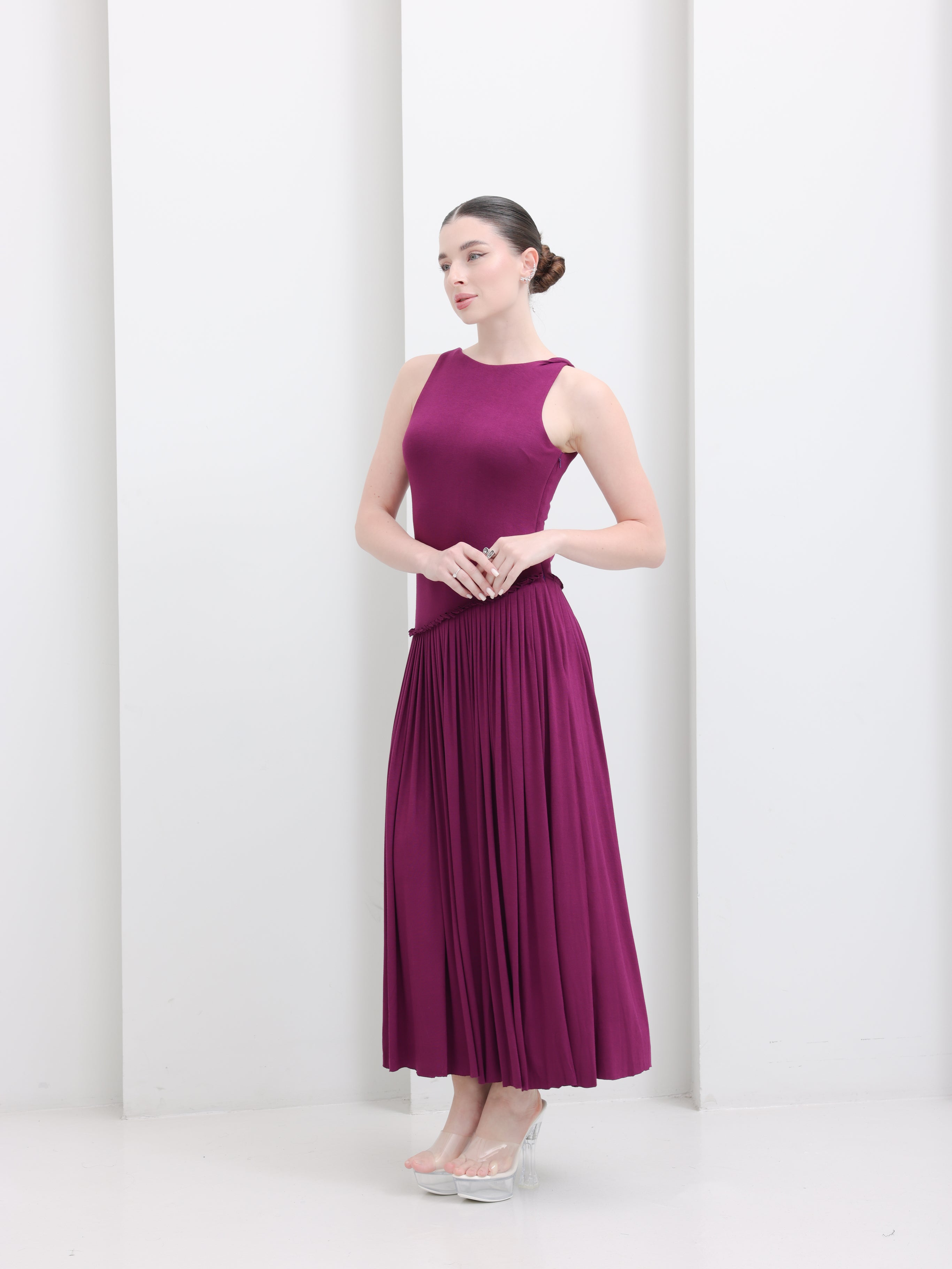 Elegant sleeveless Pleated Midi Dress